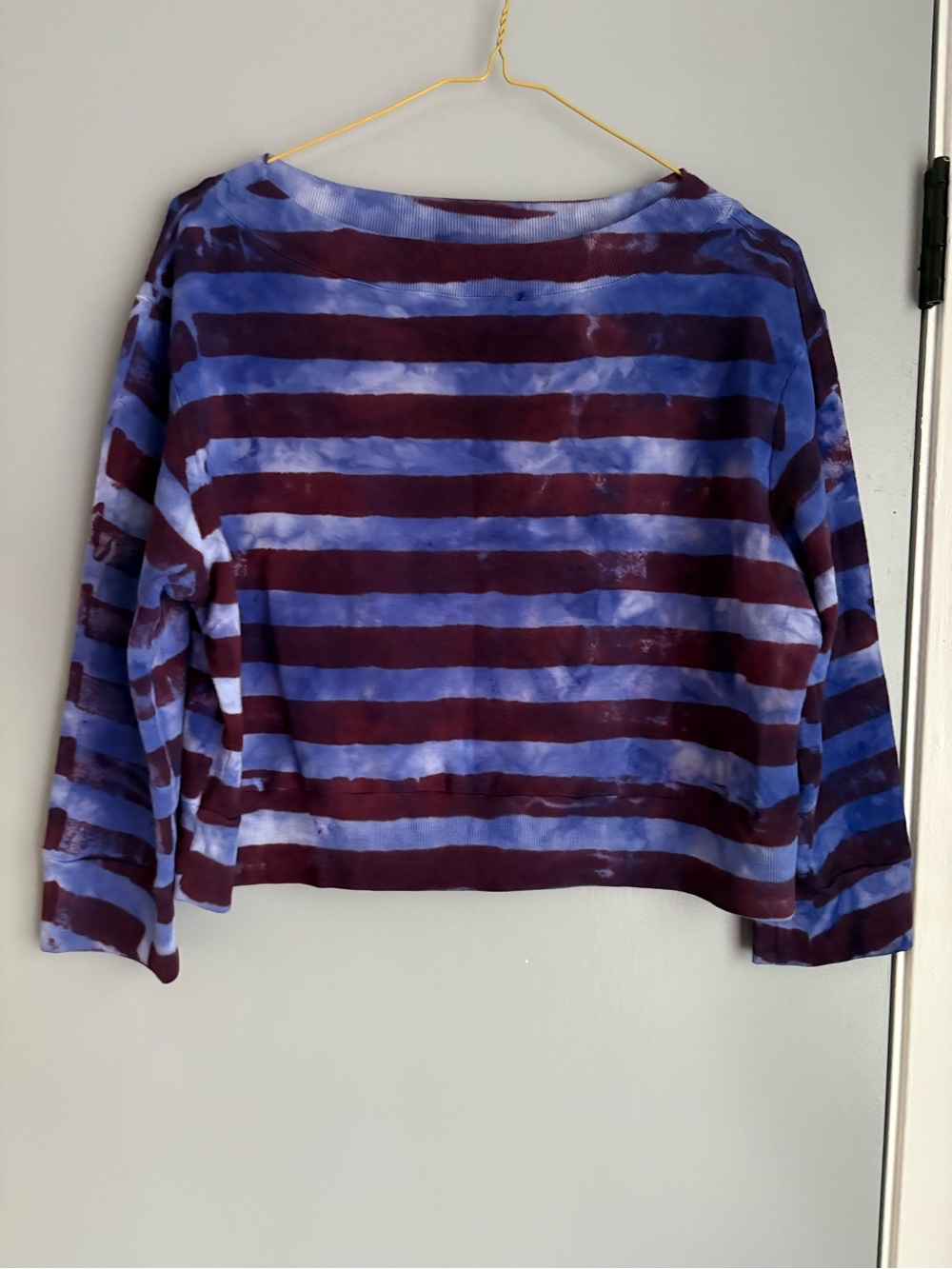 Striped Tie-Dye Cropped Sweatshirt in Blue and Burgundy